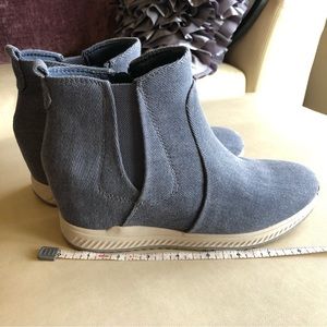 (SOLD) Baretraps blue ankle boots - almost new!